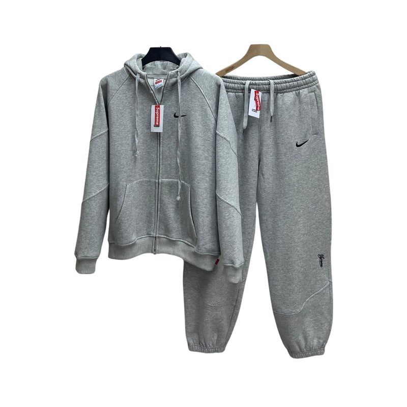 NOCTA Nike x Supreme grigia con zip e pantaloni coordinati