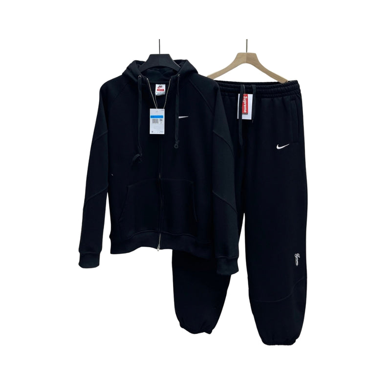 NOCTA Supreme x Nike con zip e pantaloni abbinati neri