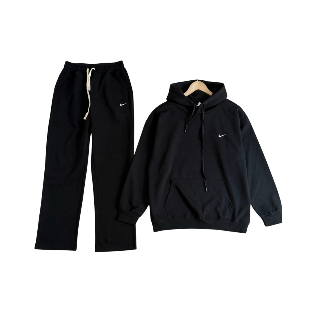 NIKE TECH FLEECE Nike Club Fleece nere con loghi bianchi ricamati